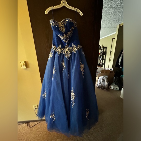 Selling my prom dress from 2009! Good condition - Picture 1 of 5